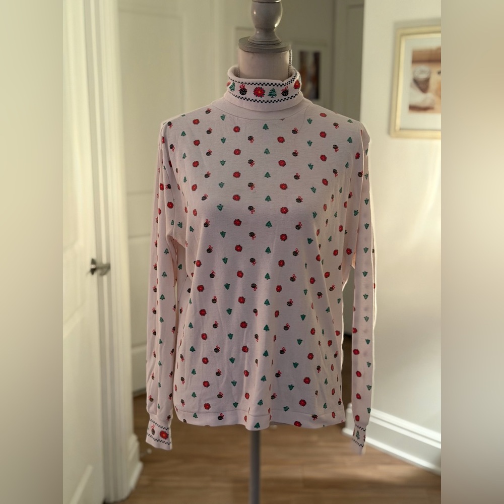 Northern Isles Holiday Turtleneck Top – Pink Christmas Print